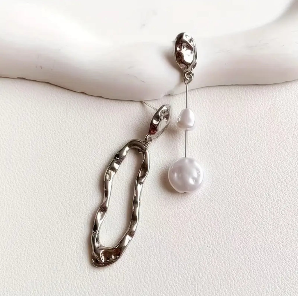 Calluses Geometric Pearl Drops